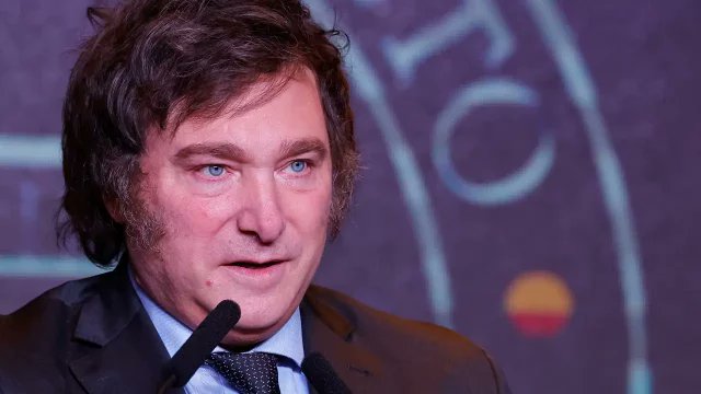 Italianoka's tweet photo. NUEVA DENUNCIA 
Petovello gastó $6700 millones en compra de aceite y lentejas.
¡La ruta del dinero P!! https://t.co/vw6QUE3BoV