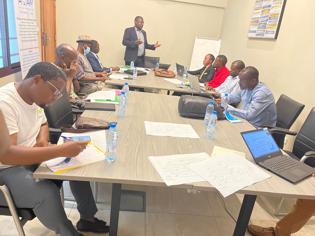 ElounaBoris's tweet photo. En cette journée mondiale de l'environnement #HoPiTResearch Group a organisé  un Workshop sur les stratégies de résilience des communautaires face aux catastrophes naturelles.💪🏾💪🏾
Étaient présent: #Whitecompany, #APC, #SENIMACOMPANY, #CUY, #CAY7, #ONUC, #OIADEMOS, #GREENHORIZON, https://t.co/8xnnSMHSWB