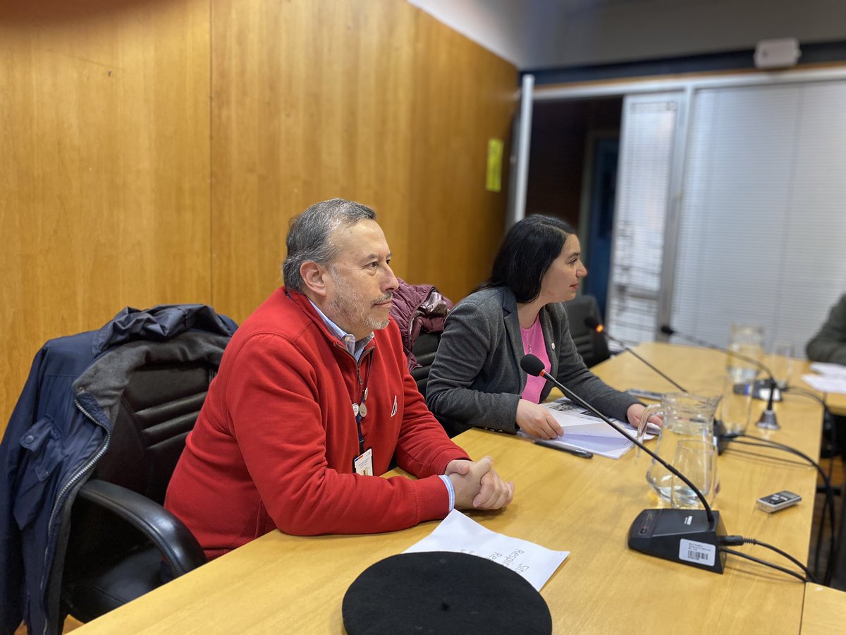 seremisalud8's tweet photo. Seremi @EduardoBarraJ expuso en Comisión Salud de Consejeros Regional, respecto a situación de virus respiratorios a nivel regional, En la instancia se reforzó el llamado a la población objetivo a vacunarse contra la influenza  💉. https://t.co/axiW3Neon2