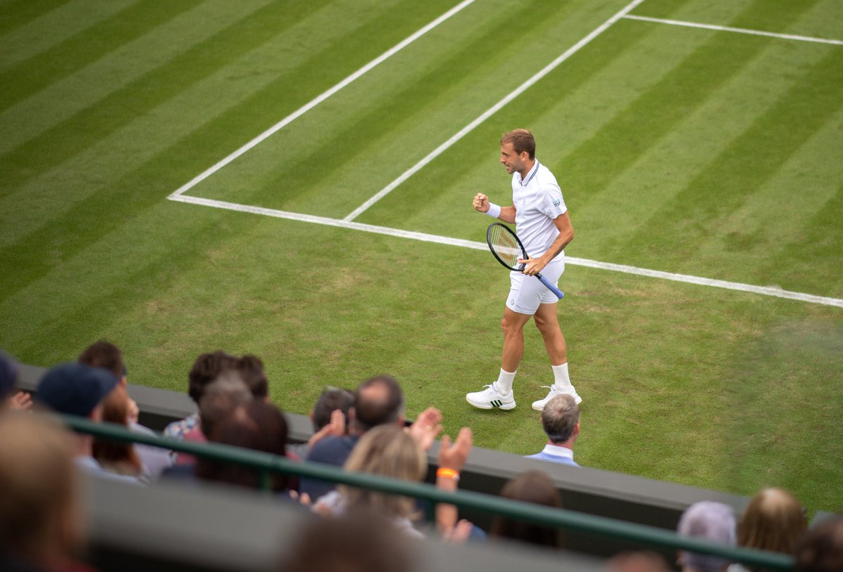 DanEvansFanPage's tweet photo. BIG RESULT FOR DAN EVANS!!

He gets his grass court season off to a winning start after 6-4 5-7 7-6 (10-8) victory over an inform Adam Walton.

Evo moves into the last 16 of the Surbiton Trophy, where he will play Zachary Svajda tomorrow! #DanEvans #LukeSport #SurbitonTrophy 🌱💪 https://t.co/A8xOJXy6pv