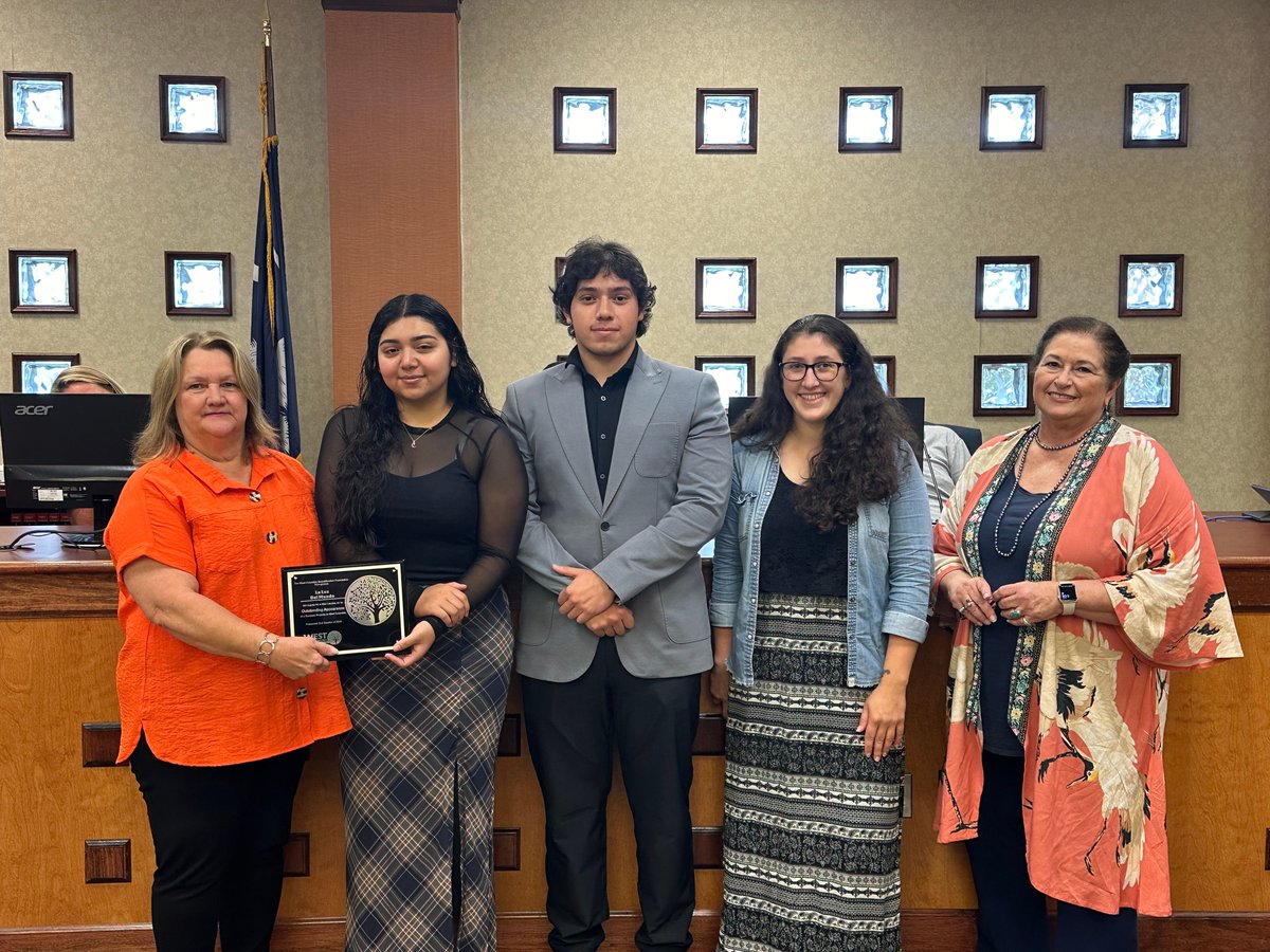 WestColumbiaSC's tweet photo. The West Columbia Beautification Foundation presented La Luz Del Mundo with the 2nd Quarter Appearance Award at the Regular Council Meeting on Tuesday, June 4. Congrats La Luz Del Munodo!

#HeadWest #WeCoSC #WeCommunity https://t.co/URqRJiN84u