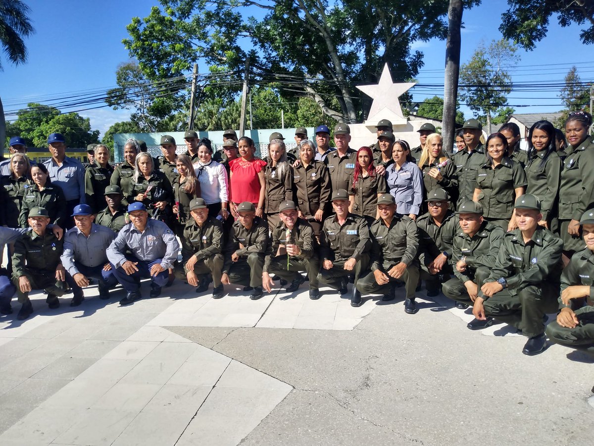 CMKXDigital's tweet photo. Celebran en la #ProvinciaGranma acto de condecoración y ascenso a oficiales del Ministerio del Interior por el aniversario 63 de la constitución de este órgano.

#Cuba
#Minnit https://t.co/QCBbvtNy2P