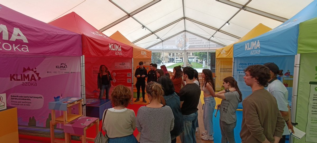 EASOingurumena's tweet photo. Ingurumen Hezkuntza eta Kontroleko ikasleek urteko asken irteera egin dute!🌍🌱 #IngurumenarenMundukoEguna ospatzeko @MaterMuseoa ren🎪 izan dira Donostiako Okendo plazan! Joan zuek ere ezagutzera nola babes ditzakegun gure ozeanoak eta ekosistemak. 🌊🐟  #BEOW  #Jasangarritasuna https://t.co/rz8L18C20o