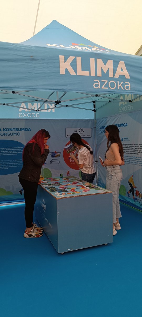 EASOingurumena's tweet photo. Ingurumen Hezkuntza eta Kontroleko ikasleek urteko asken irteera egin dute!🌍🌱 #IngurumenarenMundukoEguna ospatzeko @MaterMuseoa ren🎪 izan dira Donostiako Okendo plazan! Joan zuek ere ezagutzera nola babes ditzakegun gure ozeanoak eta ekosistemak. 🌊🐟  #BEOW  #Jasangarritasuna https://t.co/rz8L18C20o
