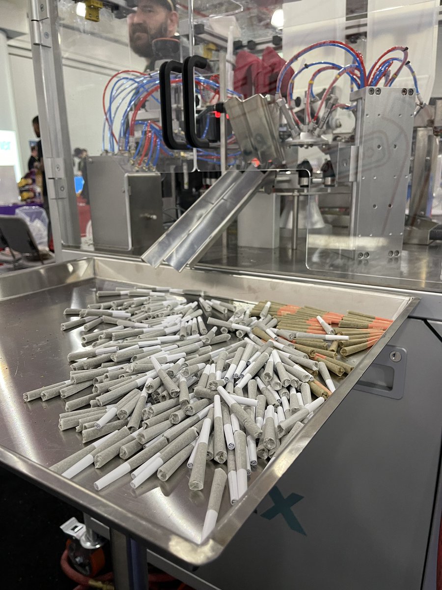 pollomaldonado's tweet photo. Esta máquina enrola 2,000 pre-rolls por hora. @CWCBExpo #CWCBExpo @RevCronicas https://t.co/gxbEirBzKi