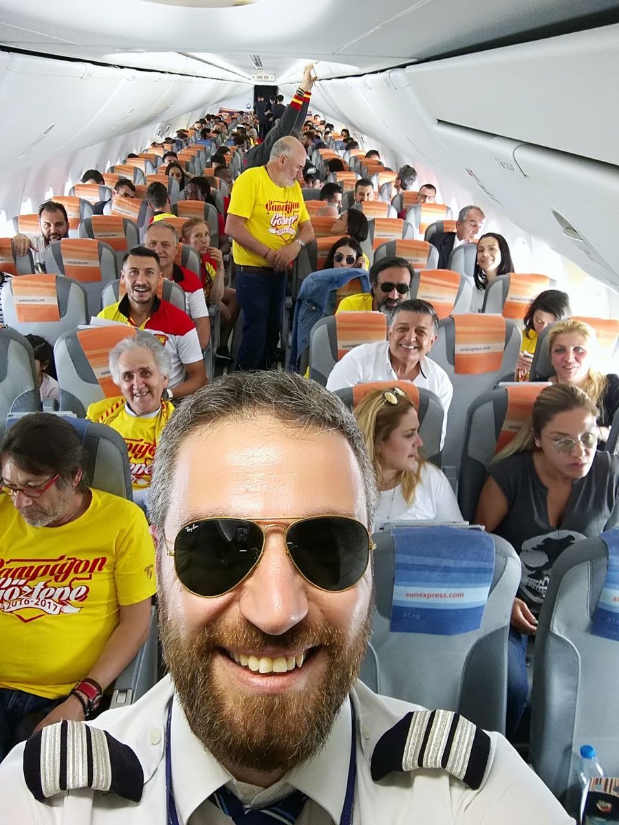 Ferocollina's tweet photo. Bir taraftar için bundan daha ötesi varmı? Amatörden süperlige geri dönen, doğup büyüdüğün Göztepe’nin takımını İzmir’e uçurma görevi senin 💛❤️ #tbt @Goztepe  @GozGozTv #gozgoz #5Haziran2017 https://t.co/8EpR4QCXX1