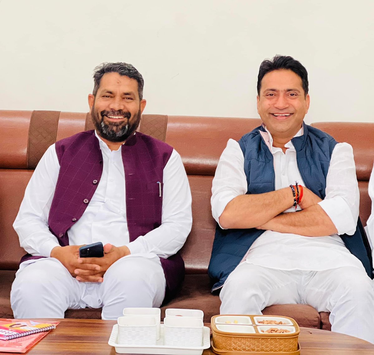 8pm_9cm's tweet photo. जाटलैंड में बीजेपी साफ 

राजस्थान, हरियाणा, उत्तरप्रदेश के जाटों ने बीजेपी को रगड़ डाला 

https://t.co/nQe46vctEf https://t.co/HuAQ9A4Sfx