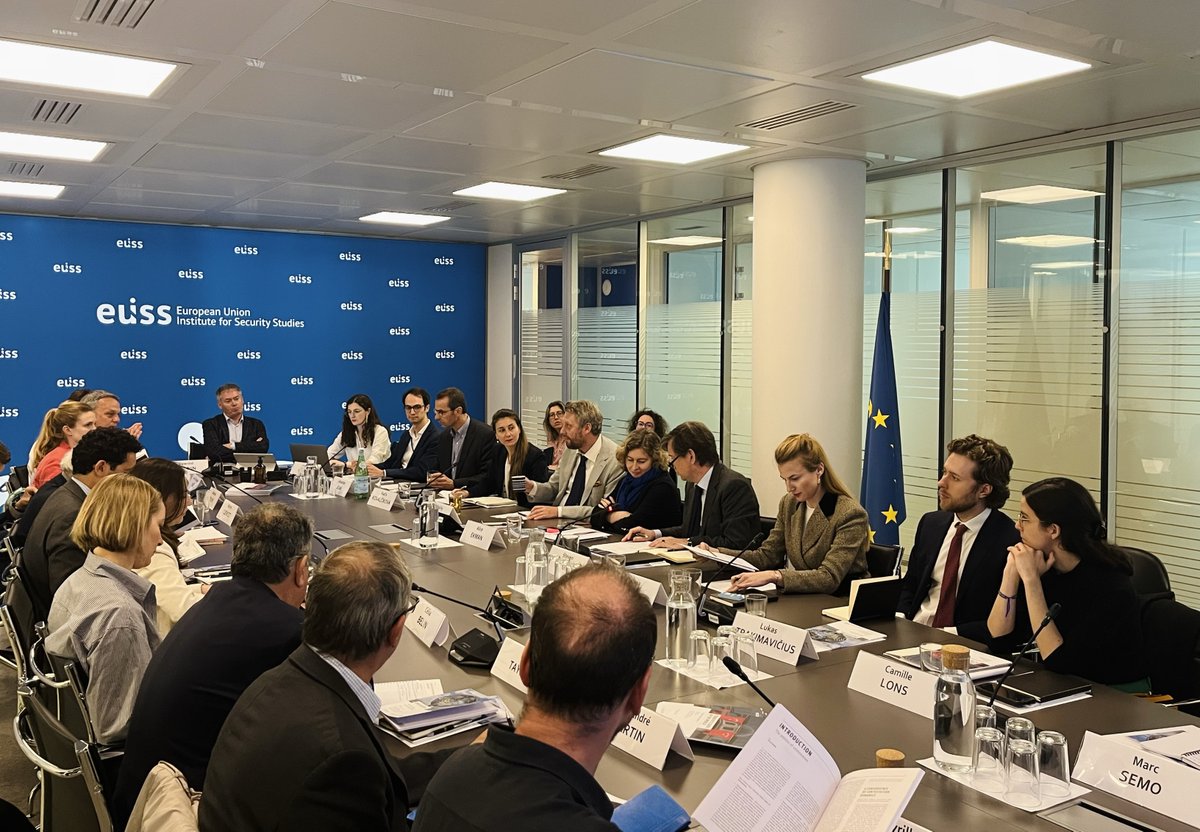 Today in #Paris | Analysts & Director @sbeverts presented our new Chaillot Paper on 'Contestation in Global Politics' to high-level officials. 🤔 What role should 🇪🇺 play in a contested world order? Read our recommendations ⤵️ iss.europa.eu/content/contes…