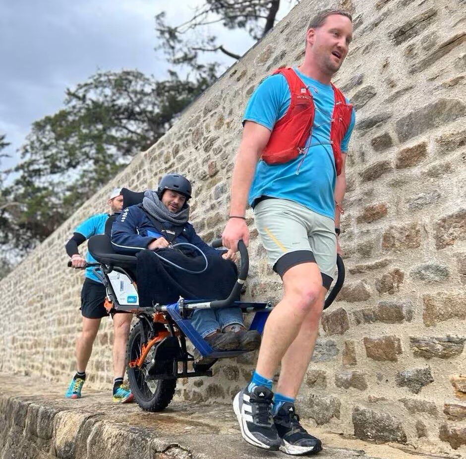 LMPositif's tweet photo. 🇫🇷 Tétraplégique, il va participer à l'Ultra Marin, une course de près de 156km ! Avec une équipe de 90 coureurs, Pierre Tarance participera à la course sur une joëlette, un fauteuil roulant handisport ! 👏 (Ouest-France) 

📸Pierre Tarance https://t.co/33qJXymmVQ