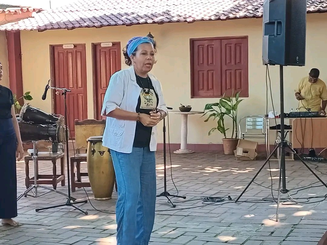 Se presenta en el museo casa natal Carlos Manuel de Céspedes el grupo Guiñol Pequeño Príncipe.
Desde #Bayamo, #ProvinciaGranma, #Cuba. 
Obra: Okín el pájaro que no vive en jaula.
#CulturaGranma
<a href="/YudelkisOrtizB/">Yudelkis Ortiz Barceló</a> 
<a href="/YanetsyTerry/">Yanetsy Terry Gutiérrez</a> 
<a href="/GobiernoGranma/">GobiernoGranma</a>