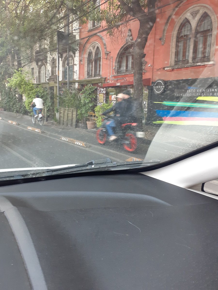abarbosini's tweet photo. @LaSEMOVI @VigimoviCDMX @UCS_GCDMX
Motociclistas siempre poniendo en peligro a los ciclistas en Av. Monterrey. https://t.co/PRz6fTXnN7