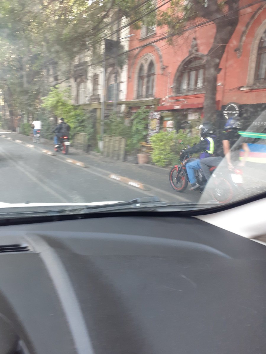 abarbosini's tweet photo. @LaSEMOVI @VigimoviCDMX @UCS_GCDMX
Motociclistas siempre poniendo en peligro a los ciclistas en Av. Monterrey. https://t.co/PRz6fTXnN7