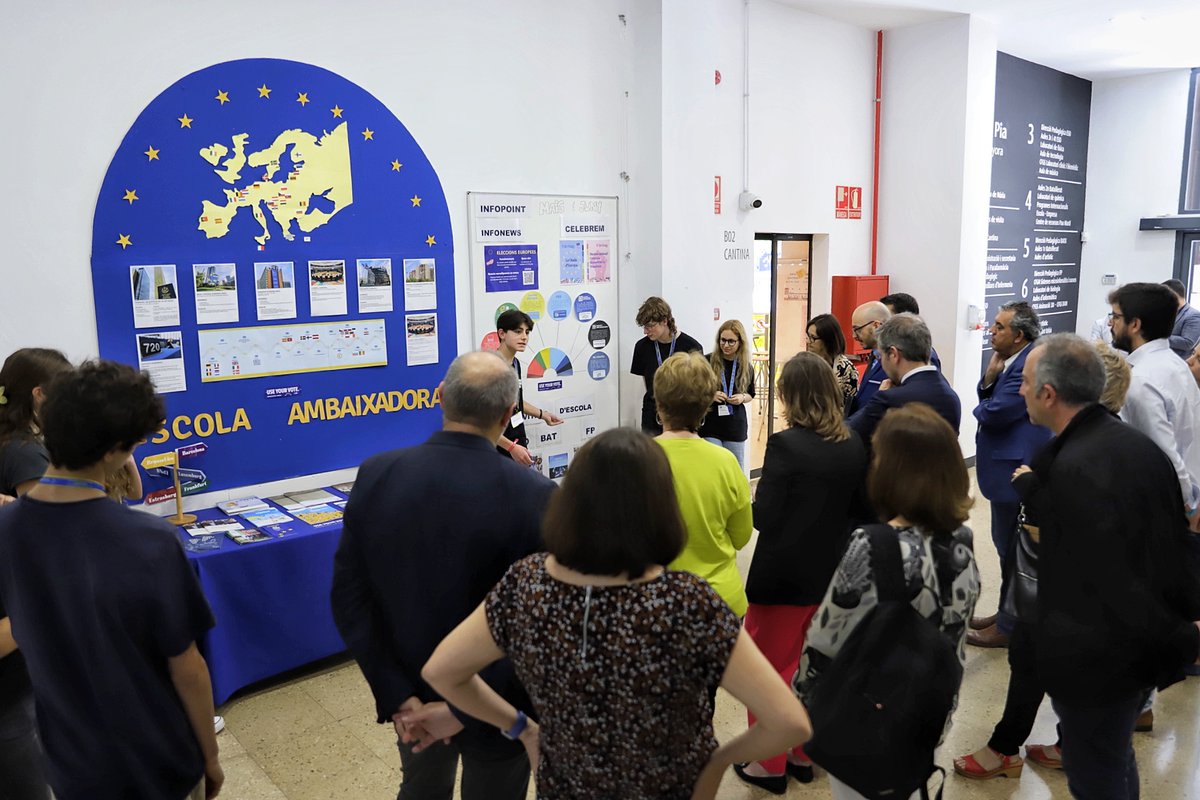 epnsdiputacio's tweet photo. Avui hem compartit amb @educaciocat i @exteriorscat  què vol dir ser Escola Ambaixadora de l'@Europarl_CAT .
Els volem agrair aquesta oportunitat en què els nostres ambaixadors  han explicat com es difonen els valors de la #UE des de l'escola.

#Escuelasembajadoras @escolapiacat https://t.co/GpaTcw75eQ
