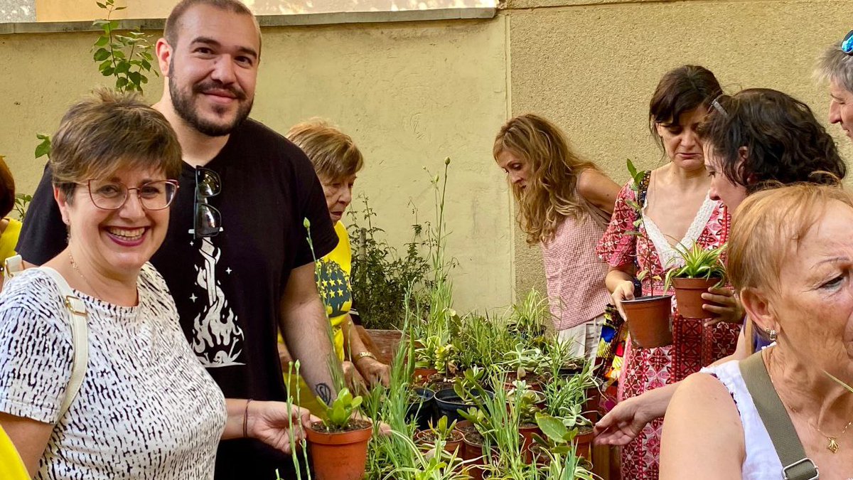IISanse's tweet image. ¡Feliz #DíaDelMedioAmbiente! 🌻
Para celebrarlo nuestros concejales @palaciosho @juantorresga y @Forseti_22 han acompañado un año más a #ACOM en su tradicional reparto de 3.000 plantas a los vecinos y vecinas de #Sanse.
Gracias por seguir cuidando nuestro #MedioAmbiente cada día