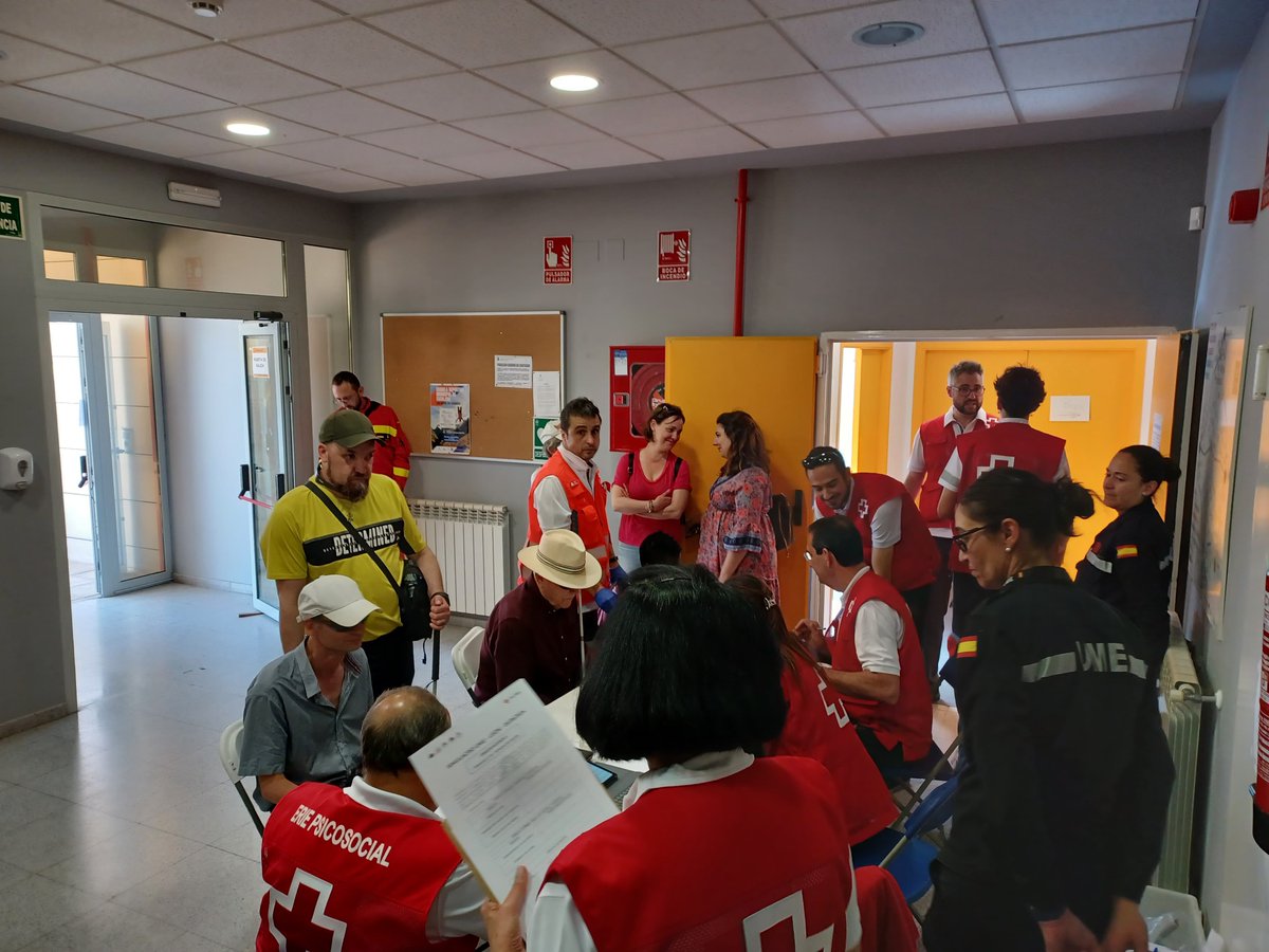 UMEgob's tweet photo. En las emergencias 🚨 no estamos solos, trabajamos en equipo para ser un eslabón más en la cadena ⛓ de ayuda a quienes nos necesiten

Como parte del ejercicio #LCIF del #BIEM5 se ha instalado un albergue de damnificados en el que han participado otras entidades y organismos https://t.co/6yQqlm08ud