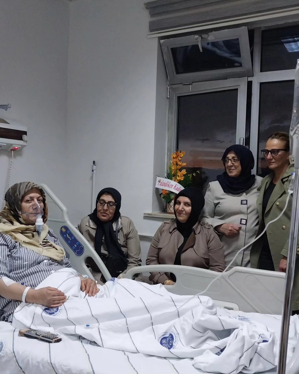 SDolayman's tweet photo. İlçe Kadın Kolları Bşk Sn @tokce_saniye hanımefendinin öncülüğünde ilçe Başkanımız Sn @HaktanOmeroglu 'nun selâmlarını ileterek  Kadın Kolları yönetimimiz ile yönetim kurulu üyemiz Sn #NevinAksakal'i hastanede ziyarette bulundular. Acil şifalar diliyoruz. 
@RTErdogan @Akparti https://t.co/Lob2a1Luuk