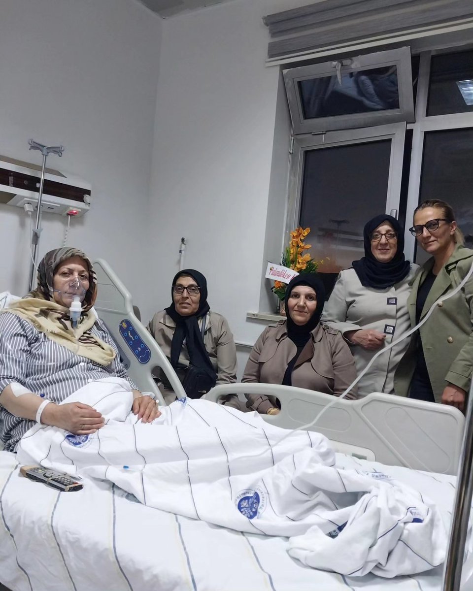 Suna Dolayman (@sdolayman) on Twitter photo İlçe Kadın Kolları Bşk Sn <a href="/tokce_saniye/">Saniye Tokce</a> hanımefendinin öncülüğünde ilçe Başkanımız Sn <a href="/HaktanOmeroglu/">Haktan Ömeroğlu</a> 'nun selâmlarını ileterek Kadın Kolları yönetimimiz ile yönetim kurulu üyemiz Sn #NevinAksakal'i hastanede ziyarette bulundular. Acil şifalar diliyoruz.
<a href="/RTErdogan/">Recep Tayyip Erdoğan</a> <a href="/Akparti/">AK Parti</a> İlçe Kadın Kolları Bşk Sn <a href="/tokce_saniye/">Saniye Tokce</a> hanımefendinin öncülüğünde ilçe Başkanımız Sn <a href="/HaktanOmeroglu/">Haktan Ömeroğlu</a> 'nun selâmlarını ileterek Kadın Kolları yönetimimiz ile yönetim kurulu üyemiz Sn #NevinAksakal'i hastanede ziyarette bulundular. Acil şifalar diliyoruz.
<a href="/RTErdogan/">Recep Tayyip Erdoğan</a> <a href="/Akparti/">AK Parti</a>
