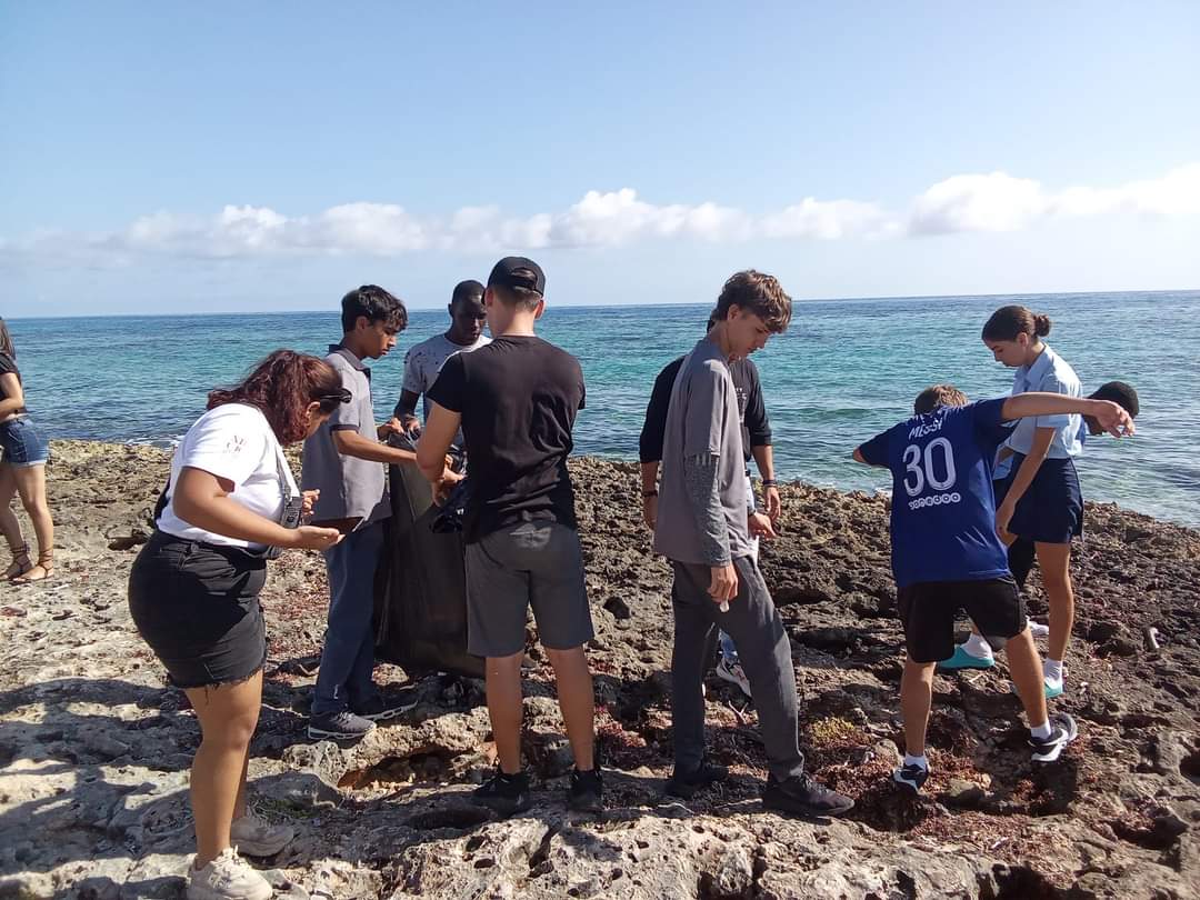 UJCdeCuba's tweet photo. Un grupo de + de 50 jóvenes matanceros realizaron en la mañana de hoy acciones de saneamiento ambiental, en la Playa "El Coral" Área Protegida de Laguna Maya, además de charlas educativas por parte de especialistas. #DiaMundialDelMedioAmbiente #ReJAC #60BTJ
#UJCdeCuba https://t.co/rxazrbSHwm