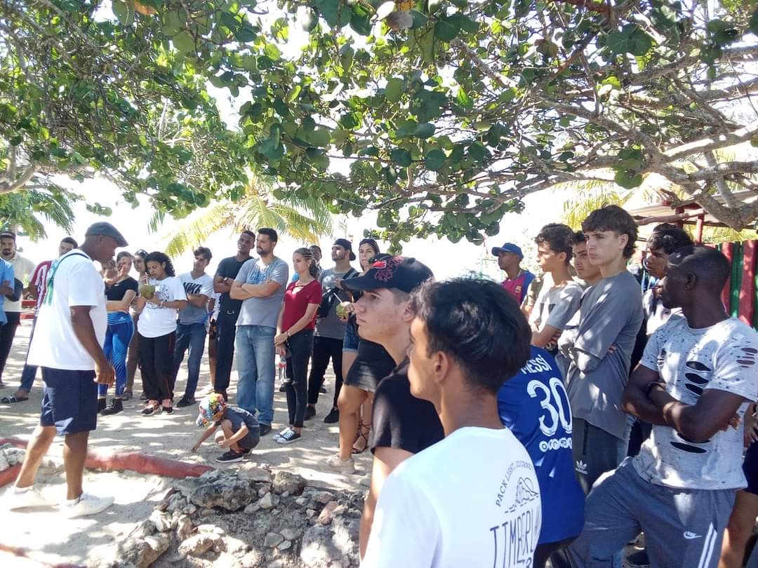 UJCdeCuba's tweet photo. Un grupo de + de 50 jóvenes matanceros realizaron en la mañana de hoy acciones de saneamiento ambiental, en la Playa "El Coral" Área Protegida de Laguna Maya, además de charlas educativas por parte de especialistas. #DiaMundialDelMedioAmbiente #ReJAC #60BTJ
#UJCdeCuba https://t.co/rxazrbSHwm