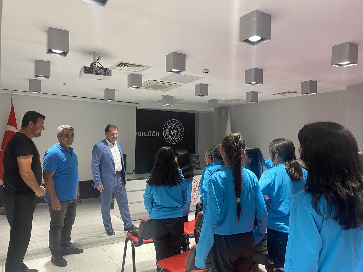 Valimiz Sayın Gökmen Çiçek'in talimatları doğrultusunda İl Müdürümüz Ali İhsan Kabakcı'dan Eşofman takımlarımızı aldık Valimiz Sayın Gökmen Çiçek'e ve İl Müdürümüz Ali İhsan Kabakcı'ya teşekkür ediyoruz.<a href="/gokmen_cicek_/">Gökmen Çiçek</a> <a href="/KABAKCI46/">Ali İhsan Kabakcı</a> <a href="/buzkayaali/">Ali BUZKAYA</a> <a href="/ali__kayseri/">Ali KILIÇ</a> <a href="/ahmetin38/">ahmetin</a>