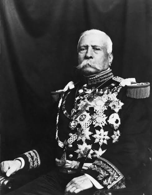 Cuauhtemoc_1521's tweet photo. “le quise mucho y admiré sus buenas calidades, pero no estuve ciego para no ver que sobre el inestable beneficio de la paz idiota que pudo proporcionarnos, acabó con el prestigio de las instituciones democráticas, dándonos una República de puro nombre. Así lo comprendieron todos los liberales: pero ninguno se atrevió a decírselo: unos por conveniencia; otros, por el cariño que realmente le profesaban, y los más, por miedo”.
Ireneo Paz sobre Porfirio Díaz.