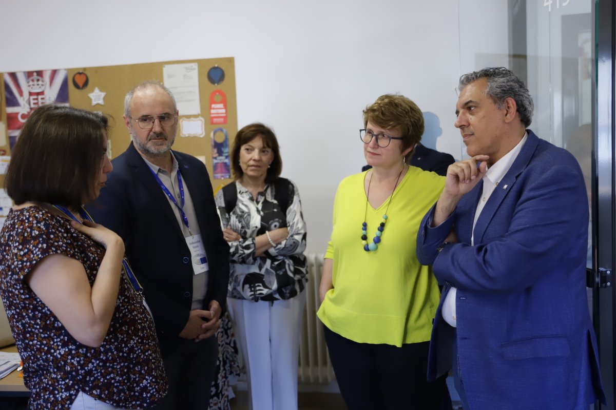 epnsdiputacio's tweet photo. Avui hem compartit amb @educaciocat i @exteriorscat  què vol dir ser Escola Ambaixadora de l'@Europarl_CAT .
Els volem agrair aquesta oportunitat en què els nostres ambaixadors  han explicat com es difonen els valors de la #UE des de l'escola.

#Escuelasembajadoras @escolapiacat https://t.co/GpaTcw75eQ