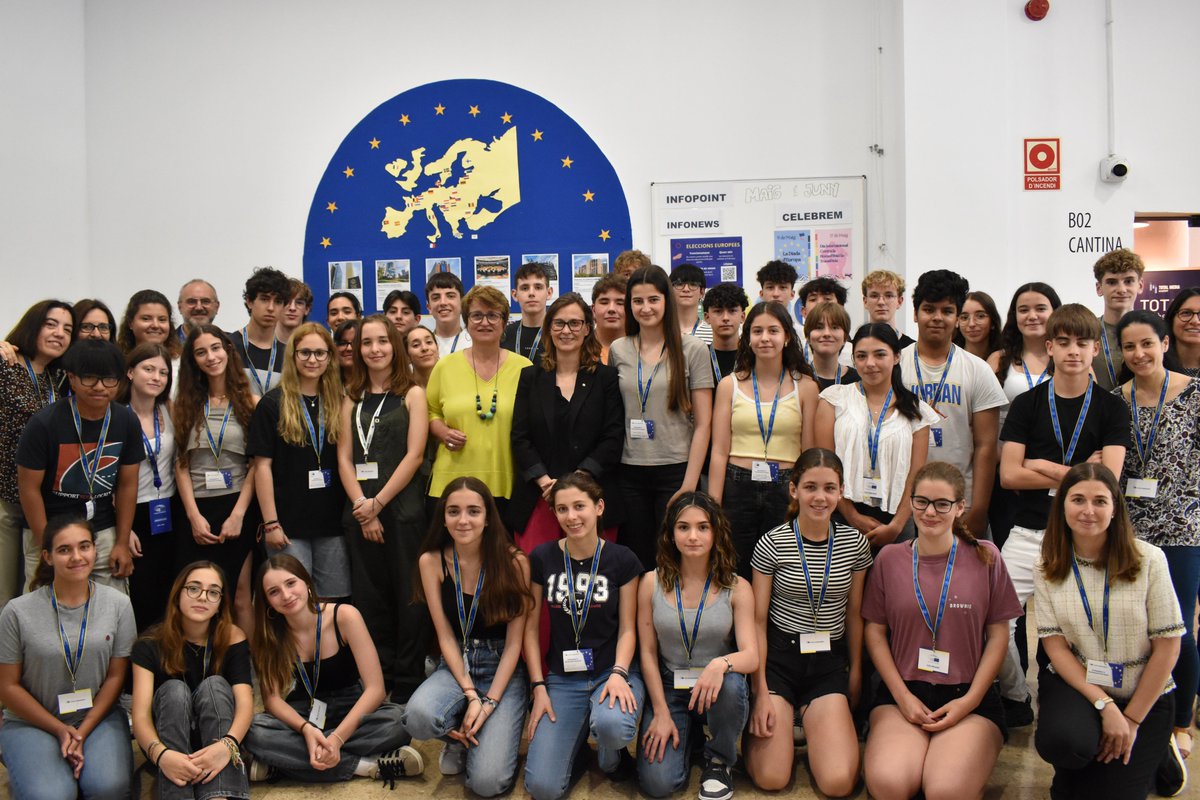epnsdiputacio's tweet photo. Avui hem compartit amb @educaciocat i @exteriorscat  què vol dir ser Escola Ambaixadora de l'@Europarl_CAT .
Els volem agrair aquesta oportunitat en què els nostres ambaixadors  han explicat com es difonen els valors de la #UE des de l'escola.

#Escuelasembajadoras @escolapiacat https://t.co/GpaTcw75eQ