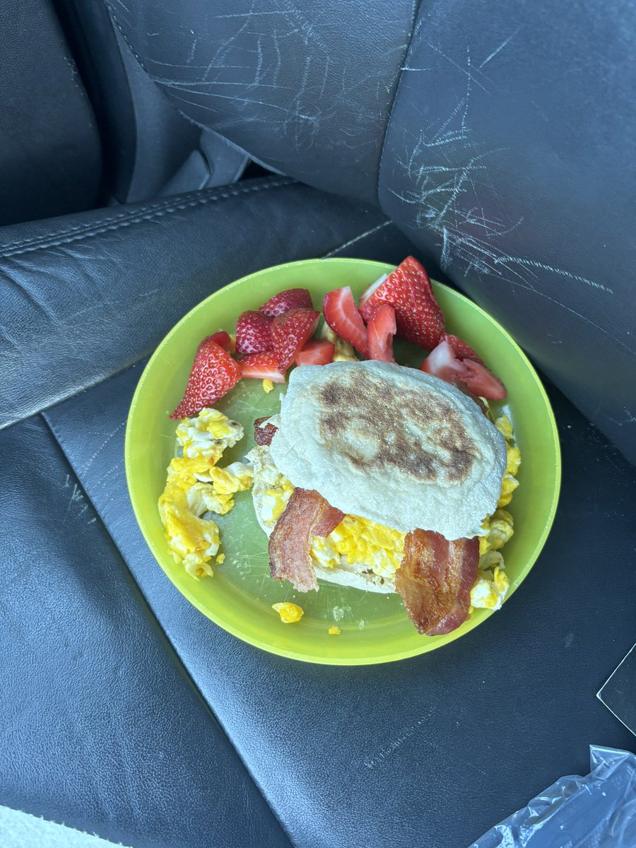 Crysthedoula's tweet photo. 2/2 When we got back, Meredith made breakfast and even sliced my strawberries. ::swoon:: I even got a “to go” plate for S whom I had to pick up at 7:00 to take to babysit.
#EarlyWalk #LessSunMoreBugs #NatureWalk #MimisKitchen https://t.co/4XQNB6PTjo