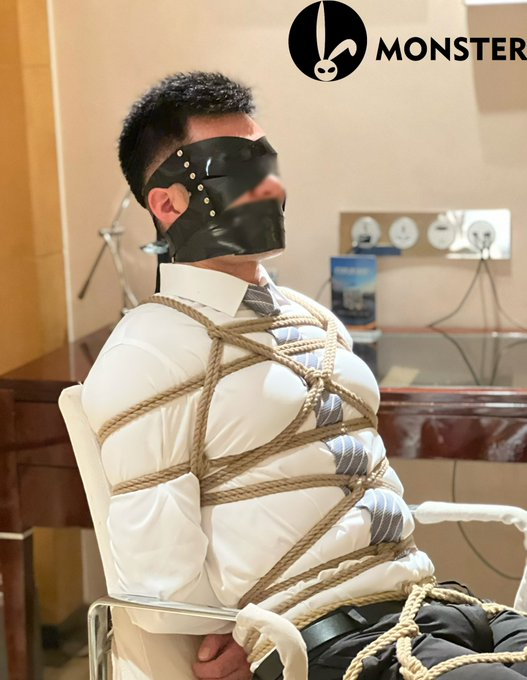 DanWales7's tweet photo. He's bulging out, between those unyielding ropes, in all the right places! https://t.co/JDFbTUO1CP