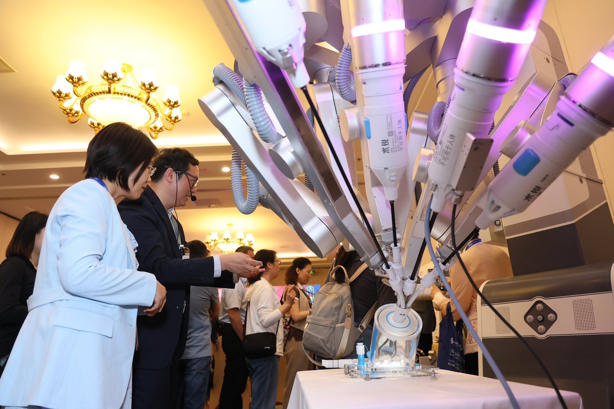 GynecologyGOCM's tweet photo. #ISGE Workshop 3️⃣ Robotic Surgery
Its so proud to introduce the Shurui Single-Port (SP) Surgical Robot from China🇨🇳
Clinical application & hands on training🦾 including precision cutting training and Hoop training 🪡
#Roboticsurgery #GOCM https://t.co/PMBwm9xT3O