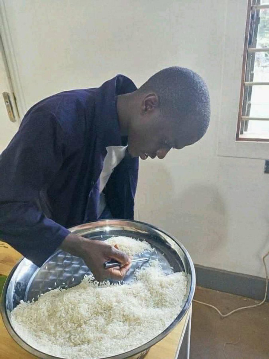 Bidemoney's tweet photo. So I should keep chatting you up even when you hardly reply my text just because I say I like you, Make I spoil my steeze ? 

I go rather pick rice 😌😌 https://t.co/A8ove9c9nZ