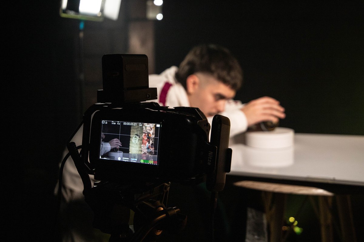 curvapolar's tweet photo. La creatividad y la concentración se pueden sentir en el ambiente, mientras cada alumno/a de Realización da lo mejor de sí en su proyecto de video publicitario de producto.

#curvapolar #curvapolarproducciones https://t.co/l2pSIu5UYz