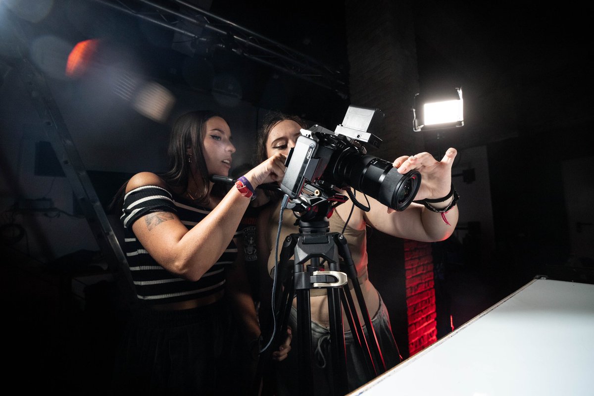 curvapolar's tweet photo. La creatividad y la concentración se pueden sentir en el ambiente, mientras cada alumno/a de Realización da lo mejor de sí en su proyecto de video publicitario de producto.

#curvapolar #curvapolarproducciones https://t.co/l2pSIu5UYz