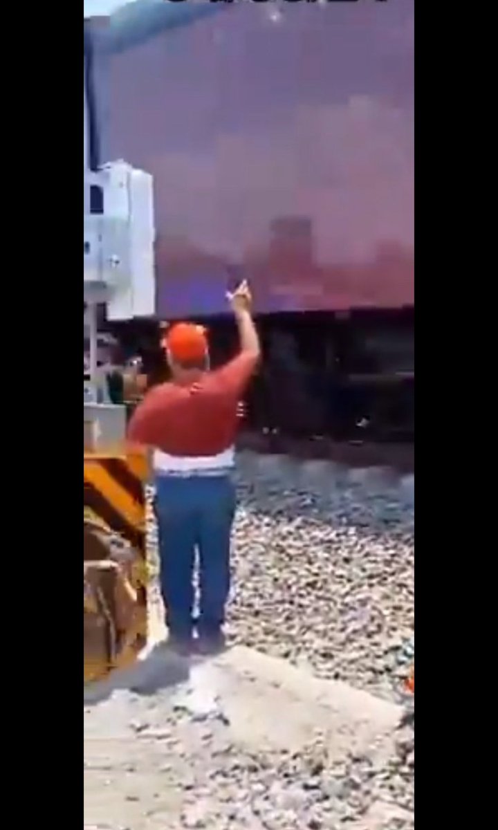 Prankedyy's tweet photo. Estaba viendo el video de la chica que murió por intentar sacarse una selfie cerca del tren y pude notar que
A ese don le súper valió verga 
grabó hasta el último vagón del tren jaja https://t.co/h3TB1HuqML