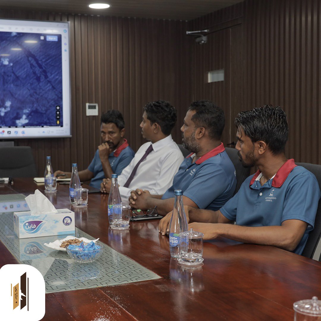 AirportsMV's tweet photo. އެމް.އެން.ޑީ.އެފް ގެ ފެސިލިޓީއެއް ށ.ފުނަދޫ އެއަރޕޯޓްގައި ގާއިމް ކުރުމާބެހޭ ގޮތުން  މަޝްވަރާކުރުމަށްޓަކައި އެމް.އެން.ޑީ.އެފް،ށ.ފުނަދޫ ކައުންސިލް އަދި އާރް.އޭ.ސީ.އެލް ގެ  އިސްވެރިނާ އެކު އާރް.އޭ.ސީ.އެލް ގެ މައި އޮފީހުގައި މިއަދު ބޭއްވުނު ބައްދަލުވުމުގެ ތެރެއިން https://t.co/Gp1W50ng05
