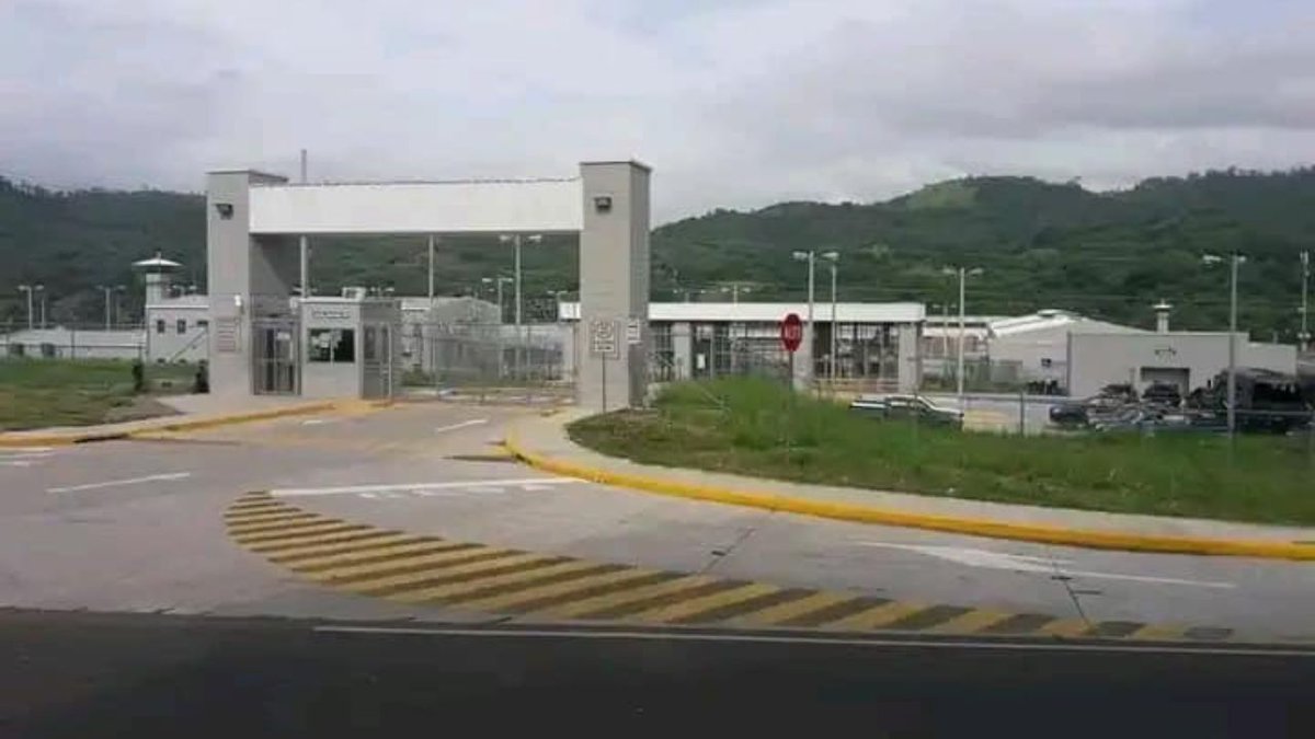 MTMInformativo's tweet photo. #MTMI #ÚLTIMAHORA. Un recluso identificado como Erick David Macías se quita la vida al interior de la cárcel de máxima seguridad de El Pozo en Ilama, Santa Bárbara, informó el Instituto Nacional Penitenciario mediante un comunicado. https://t.co/6Y4SgqQEbd
