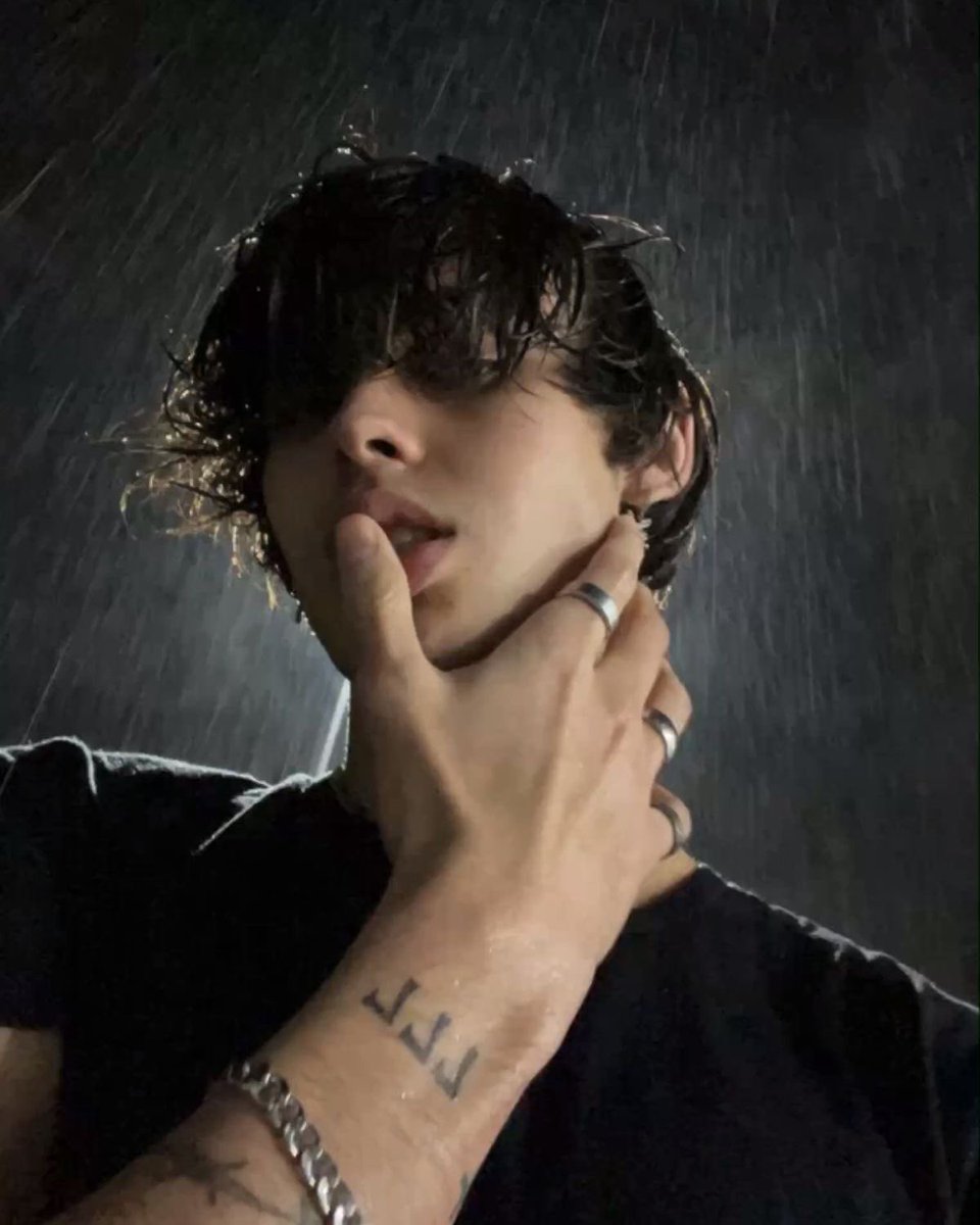 dochilatte's tweet photo. My weakness? Men with wet hair a thread: https://t.co/usWTm5dktZ