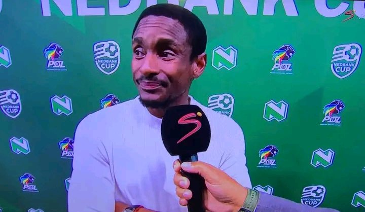 Bheki_Nyathi's tweet photo. Vino Snap is one of the best sport photographers we have in the PSL and he is a good person, even donates soccer boots an balls to upcoming soccer players, we will not allow hooligans to threaten him over a love letter. never🤞 https://t.co/rJFixSaSqb