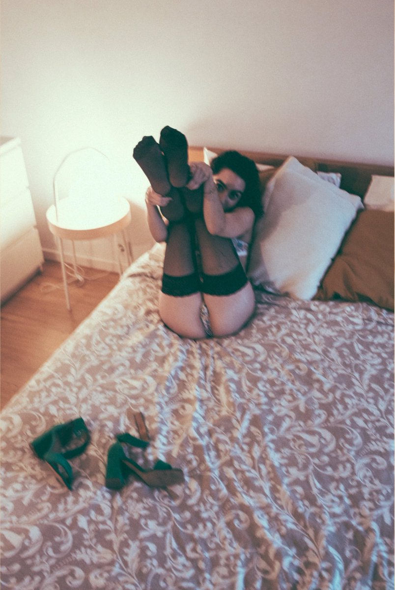 skin_ofsin's tweet photo. #color #colorphotography #artificiallight #pose #lingerie #legs #feet #toes #model #skinofsin https://t.co/BPpisZTQzI