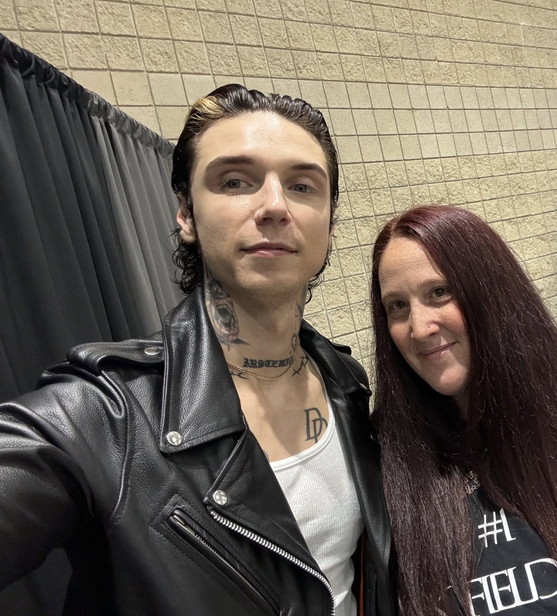 Crazy4MrSmith's tweet photo. I don’t post on here much at all, but I wanted get on share a few pics from this past weekend. It was so much fun. I’m so glad I decided to go through with it, and attend my first comic con event to see @andyblack ❤️ https://t.co/xTveHnUM8p