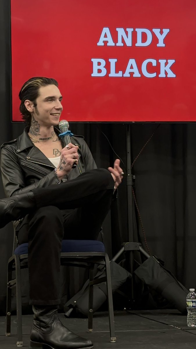 Crazy4MrSmith's tweet photo. I don’t post on here much at all, but I wanted get on share a few pics from this past weekend. It was so much fun. I’m so glad I decided to go through with it, and attend my first comic con event to see @andyblack ❤️ https://t.co/xTveHnUM8p