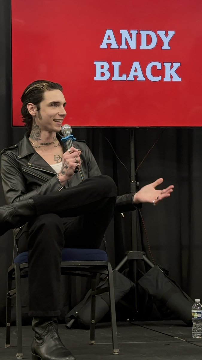Crazy4MrSmith's tweet photo. I don’t post on here much at all, but I wanted get on share a few pics from this past weekend. It was so much fun. I’m so glad I decided to go through with it, and attend my first comic con event to see @andyblack ❤️ https://t.co/xTveHnUM8p