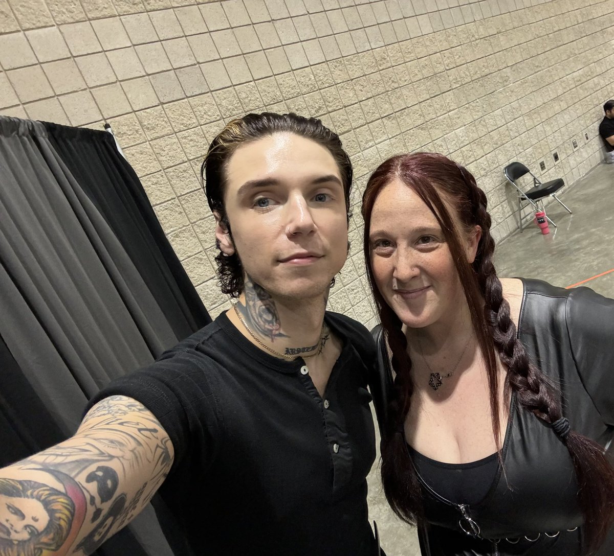 Crazy4MrSmith's tweet photo. I don’t post on here much at all, but I wanted get on share a few pics from this past weekend. It was so much fun. I’m so glad I decided to go through with it, and attend my first comic con event to see @andyblack ❤️ https://t.co/xTveHnUM8p