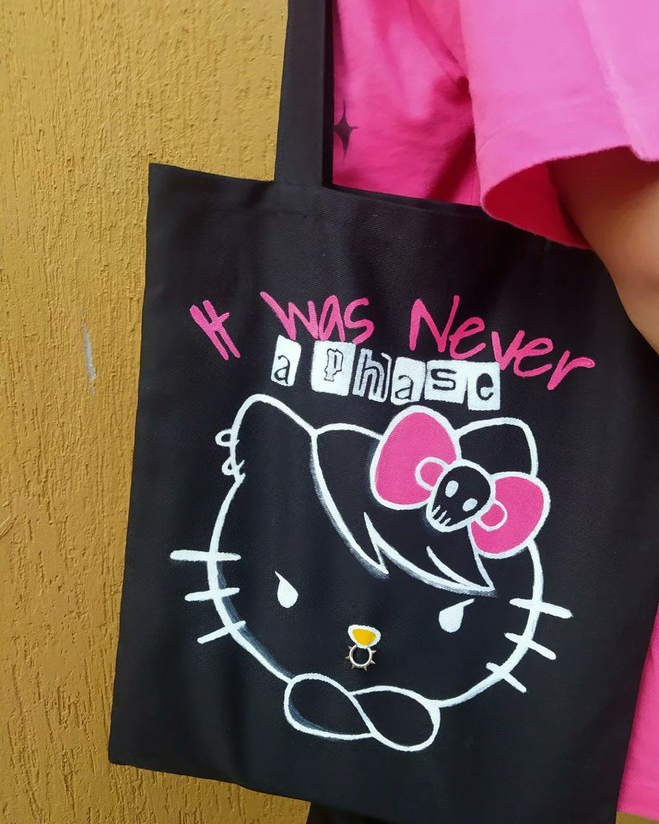 aleh_koth's tweet photo. Comprarias minha ecobag da Hello Kitty emo???

Pois ela acabou de sair em pré-venda no meu site com direito a brindess ✨

Vem que eu explico melhor aqui 👇 https://t.co/xbCwVVkgWT