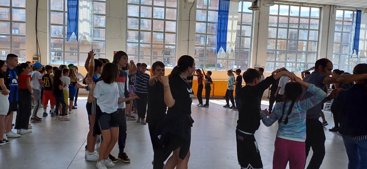 clgEauvive's tweet photo. Une magnifique journée d échanges avec nos correspondants de L'Itc Grandis à  Borgo. Entre activités sportives, repas et danses traditionnelles! Grazie!!!!
Gemellaggio @VilledeBreil /Borgo San Dalmazzo.
@InterregALCOTRA https://t.co/KGr00s40gO