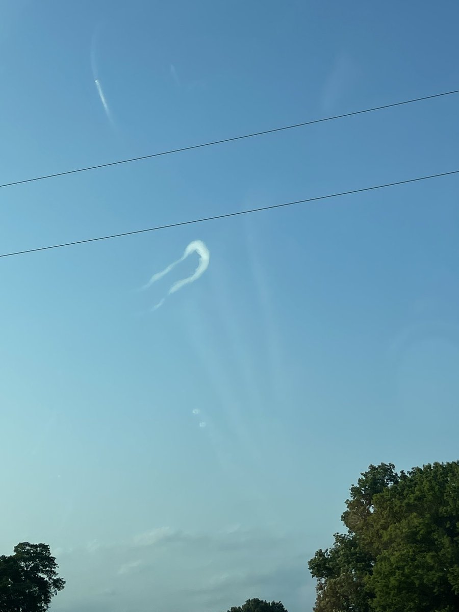 tinareeb's tweet image. In 5-26, we saw this cloud in Tuscumbia AL and I just thought it was unusual.   I got to my cousins and she thought that it was a mustache cloud.  Can you verify? @weatherchannel