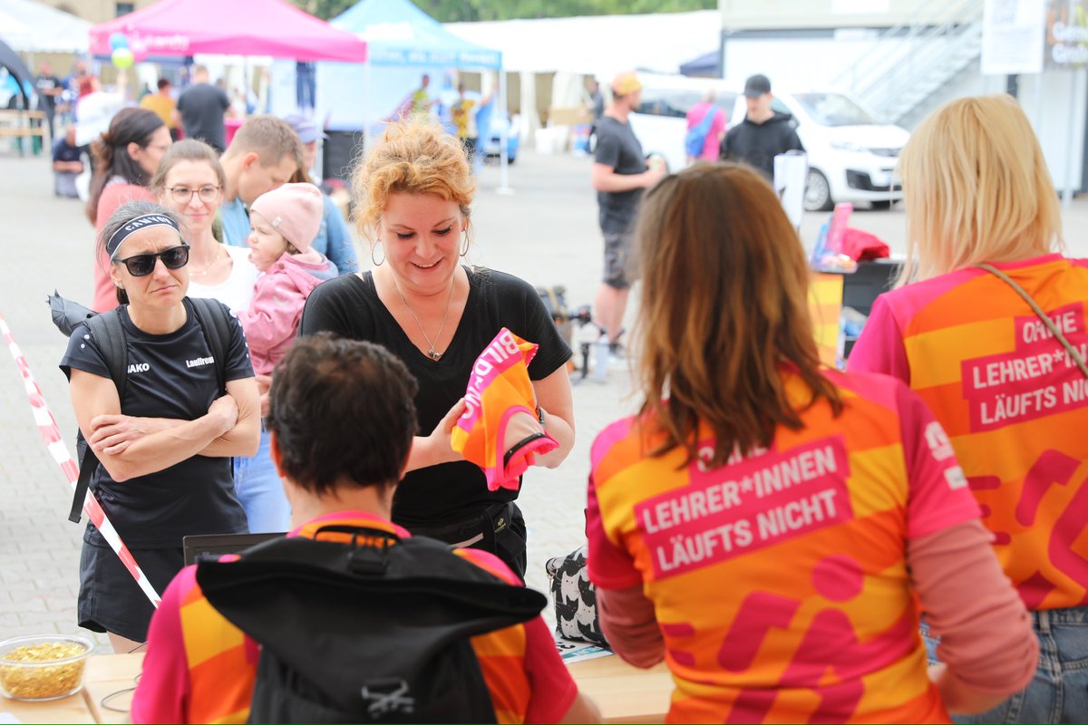 Kann losgehen für Team Bildung! 🏁
Wir sind bereit, beim #RUN #Unternehmenslauf in Erfurt mit rekordverdächtiger Teamstärke zu zeigen, dass #Bildung auch außerhalb des Klassenzimmers bewegt.
#LehrerInThueringen.
#LaufendLehrerGesucht #GuteBildungTH #lehrerinthueringen