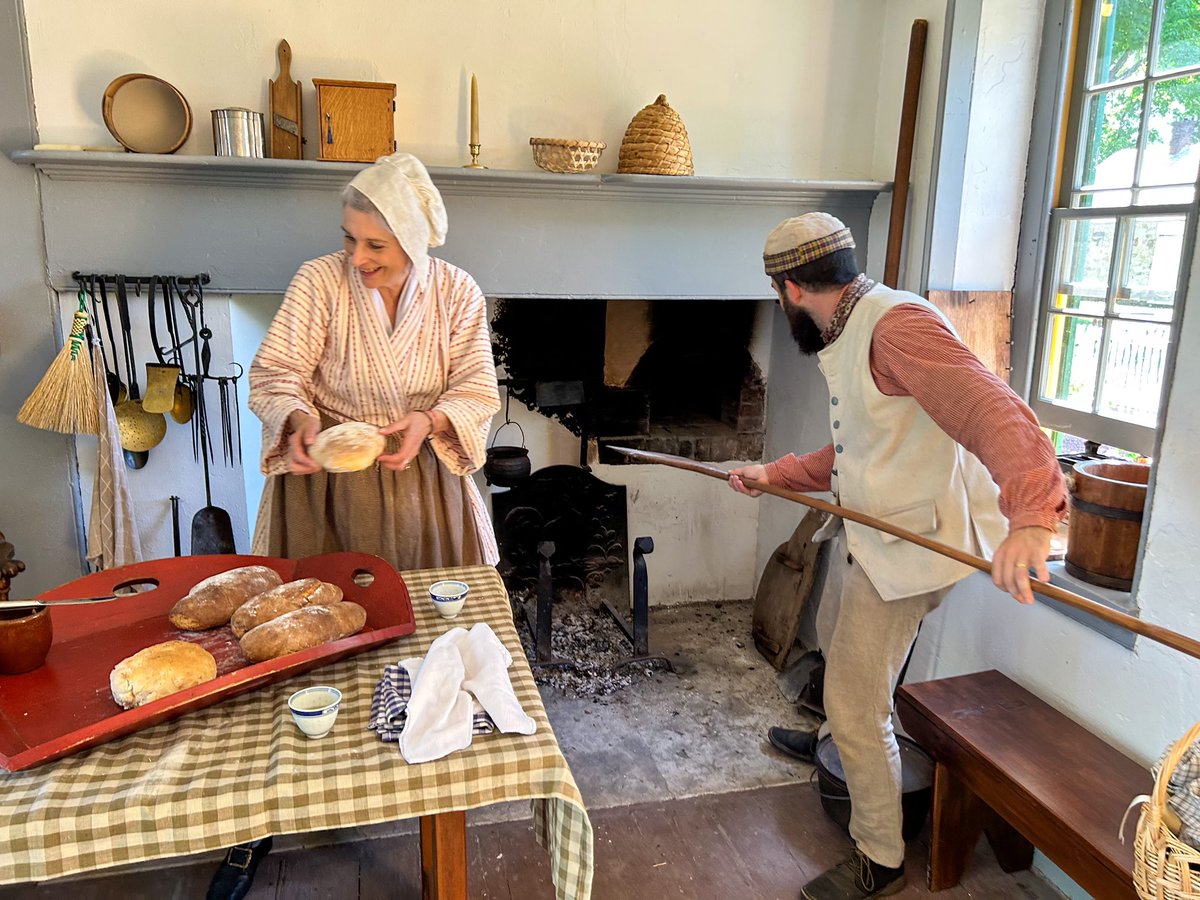 WashXingPark's tweet photo. Check out this photo from our #ColonialDays Field Trip program 🚌 Ross & Connie were reenactors in a food ways demonstration 👨🍳 They baked white & wheat bread from a traditional @ColonialWmsburg recipe 🍞 Plan your visit: https://t.co/P12MwC5dMJ #BakingBread #FieldTrip #WCHP https://t.co/wRNqpXwNn4