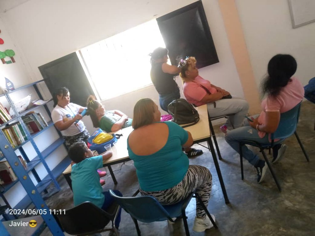 BpCaceres's tweet photo. Hoy  6 de junio Luego de la hermosa Charla sobre el Emprendimiento ,INSOMUJER nos regaló un momento de Embellecimiento a las mujeres asistentes .B.P.Luisa Cáceres de Arismendi aportando su granito de arena en apoyo a las mujeres de la comunidad del sector Cruz Salmeron Acosta https://t.co/bVqBotFzhZ