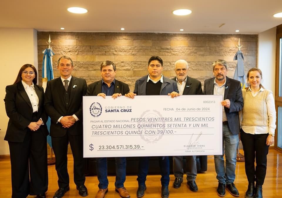 Julio_G_Ok's tweet photo. 🌟 ¡Gran logro para Santa Cruz! 🌟

Hemos cancelado anticipadamente una deuda injusta que afectaba a todos los santacruceños. Desde enero, hemos pagado más de 10 mil millones en intereses y amortizaciones, liberando hoy al Tesoro provincial de una pesada carga financiera. https://t.co/6XElPJQJQp
